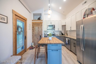 This exceptional, well-maintained W Jackson triplex is a rare - photo 23