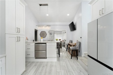 Large Versatile Residential Home with 6 bedrooms and 4 1/2 baths - photo 4