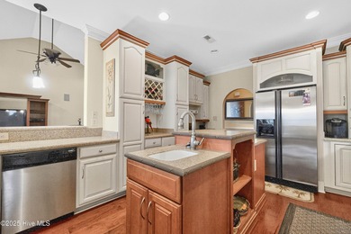 Luxury Living Redefined - Custom Home with Private Wildlife - photo 15