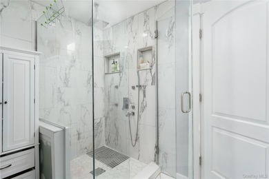 Large Versatile Residential Home with 6 bedrooms and 4 1/2 baths - photo 6