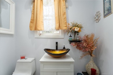 Large Versatile Residential Home with 6 bedrooms and 4 1/2 baths - photo 7