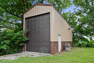 Welcome to this charming 3-bedroom, 2-bath cottage-style home - photo 3