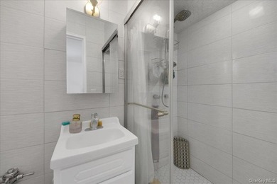 THE PERFECT LOCATION! Beautifully renovated and move-in ready - photo 14