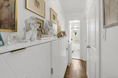 THE PERFECT LOCATION! Beautifully renovated and move-in ready - photo 18