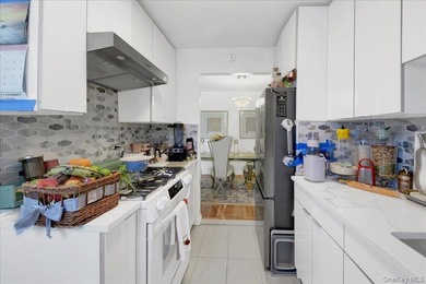 THE PERFECT LOCATION! Beautifully renovated and move-in ready - photo 21