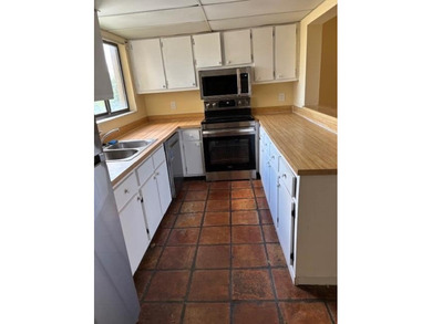SPACIOUS AND BRIGHT 3 BEDROOM/2BTH , 4TH FLOOR PRIME END UNIT - photo 3