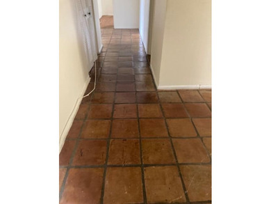 SPACIOUS AND BRIGHT 3 BEDROOM/2BTH , 4TH FLOOR PRIME END UNIT - photo 6