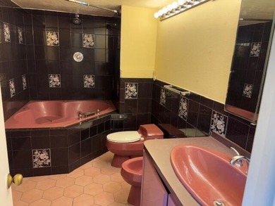 SPACIOUS AND BRIGHT 3 BEDROOM/2BTH , 4TH FLOOR PRIME END UNIT - photo 8