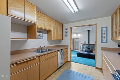 CHARMING COASTAL HOME! This 2,320 square foot home is located on - photo 14