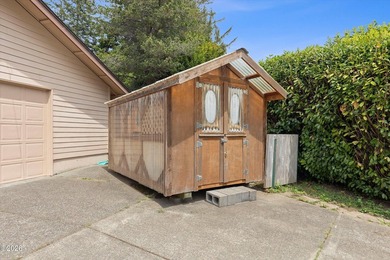 CHARMING COASTAL HOME! This 2,320 square foot home is located on - photo 41