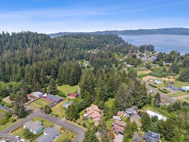 CHARMING COASTAL HOME! This 2,320 square foot home is located on - photo 45