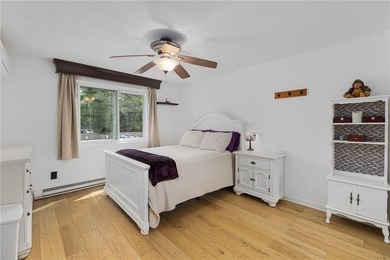 Welcome to desirable Pilgrim Court! This updated and - photo 1