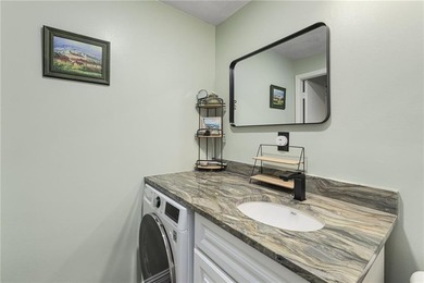Welcome to desirable Pilgrim Court! This updated and - photo 6