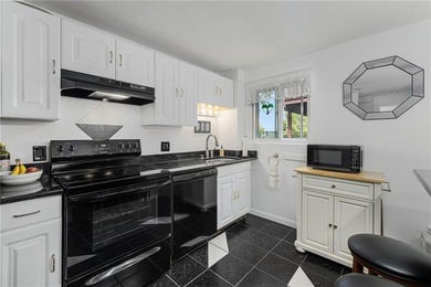 Welcome to desirable Pilgrim Court! This updated and - photo 7