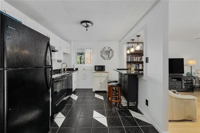 Welcome to desirable Pilgrim Court! This updated and - photo 8