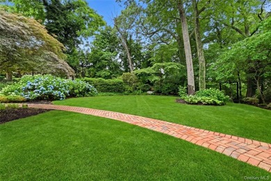 Meticulously renovated, this spacious 4 bedroom, 3 bathroom - photo 2