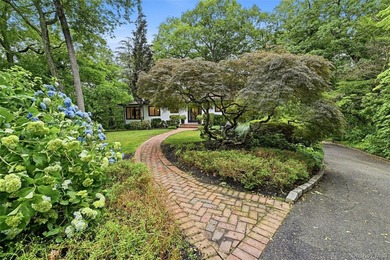 Meticulously renovated, this spacious 4 bedroom, 3 bathroom - photo 3