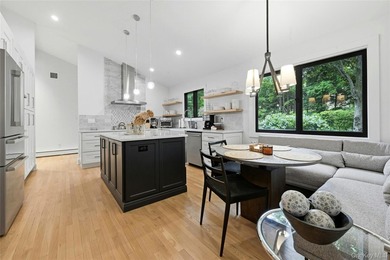 Meticulously renovated, this spacious 4 bedroom, 3 bathroom - photo 4
