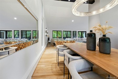 Meticulously renovated, this spacious 4 bedroom, 3 bathroom - photo 6