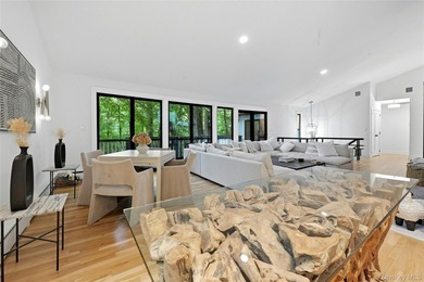 Meticulously renovated, this spacious 4 bedroom, 3 bathroom - photo 7