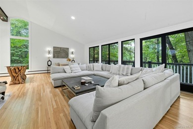 Meticulously renovated, this spacious 4 bedroom, 3 bathroom - photo 8