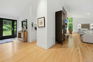 Meticulously renovated, this spacious 4 bedroom, 3 bathroom - photo 9