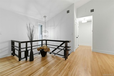 Meticulously renovated, this spacious 4 bedroom, 3 bathroom - photo 10