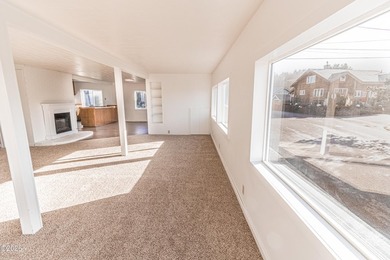 Excellent opportunity to own an Oceanview triplex in the - photo 38