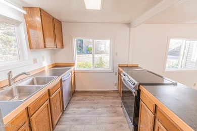 Excellent opportunity to own an Oceanview triplex in the - photo 46
