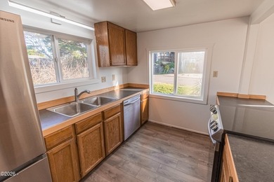 Excellent opportunity to own an Oceanview triplex in the - photo 47