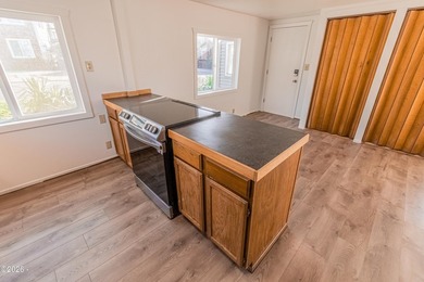 Excellent opportunity to own an Oceanview triplex in the - photo 49