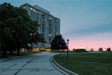 Rare opportunity to own one of the few penthouses in the - photo 2