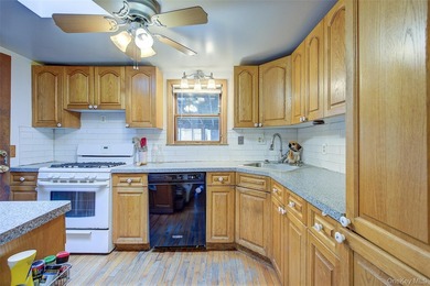 Charming semi-detached home in Whitestone. Main level features a - photo 11