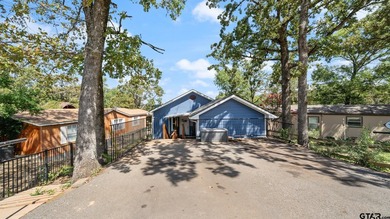 Lake life, your way! This waterfront property was carefully and - photo 2
