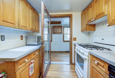 Charming semi-detached home in Whitestone. Main level features a - photo 12