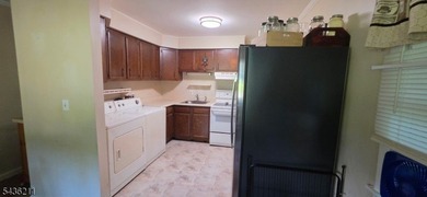 Charming Lake-Adjacent Ranch in a Private Mountain Community - photo 15