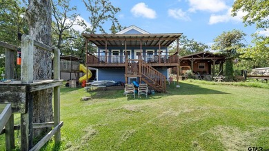 Lake life, your way! This waterfront property was carefully and - photo 5
