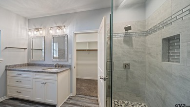 Lake life, your way! This waterfront property was carefully and - photo 9