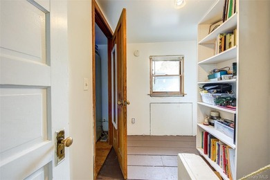Charming semi-detached home in Whitestone. Main level features a - photo 19