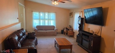 Charming Lake-Adjacent Ranch in a Private Mountain Community - photo 23