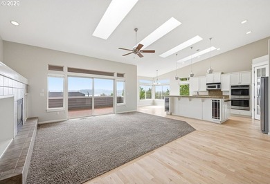 Awesome ranch style home with Columbia River and Mount Hood - photo 11