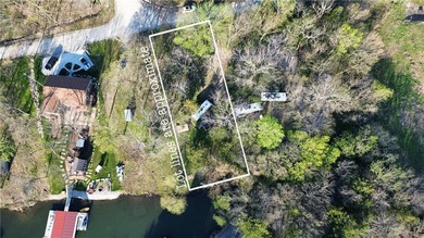 Enjoy lake living at its best with this ready-to-go waterfront - photo 2