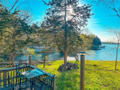 Enjoy lake living at its best with this ready-to-go waterfront - photo 7