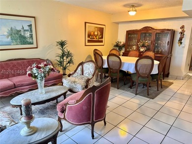 Spacious 3-bedroom, 2.5-bathroom townhouse, conveniently located - photo 3