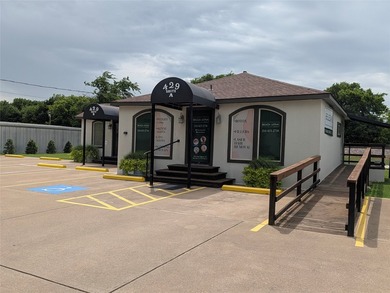 Versatile Commercial Property with Flexible Multi-Tenant or - photo 1