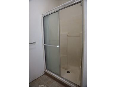 Great opportunity to own a spacious 3-bedroom, 2-bath - photo 16