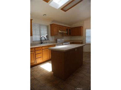 Great opportunity to own a spacious 3-bedroom, 2-bath - photo 26