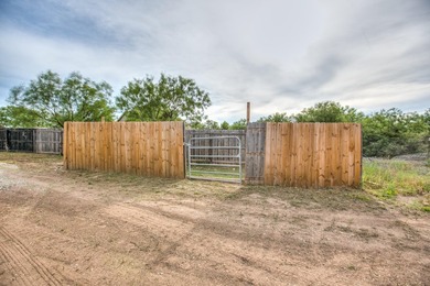 Discover this charming 3-bedroom, 2-bathroom home located in the - photo 31