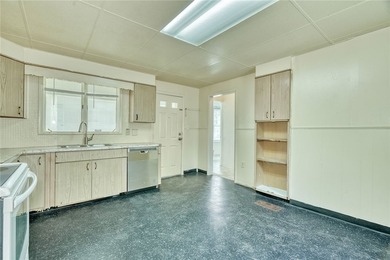 Fantastic opportunity to own a spacious 3-bedroom, 2-bath home - photo 14