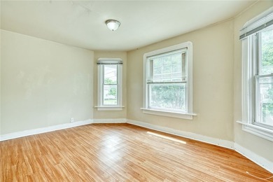 Fantastic opportunity to own a spacious 3-bedroom, 2-bath home - photo 18